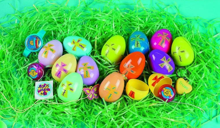 Oeuf de Pâque avec jouet en plastique