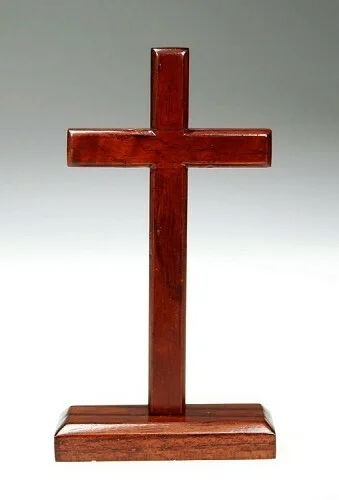 Croix bois foncé sur socle - 40 cm