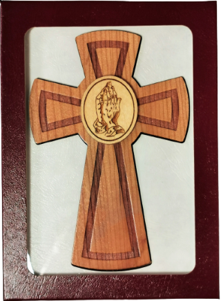 Croix en bois d'érable en boite luxe 13.3 cm - Mains en prière