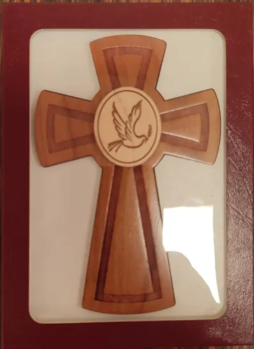 Croix en bois d'erable en boite luxe 13.3 cm - Colombe murale