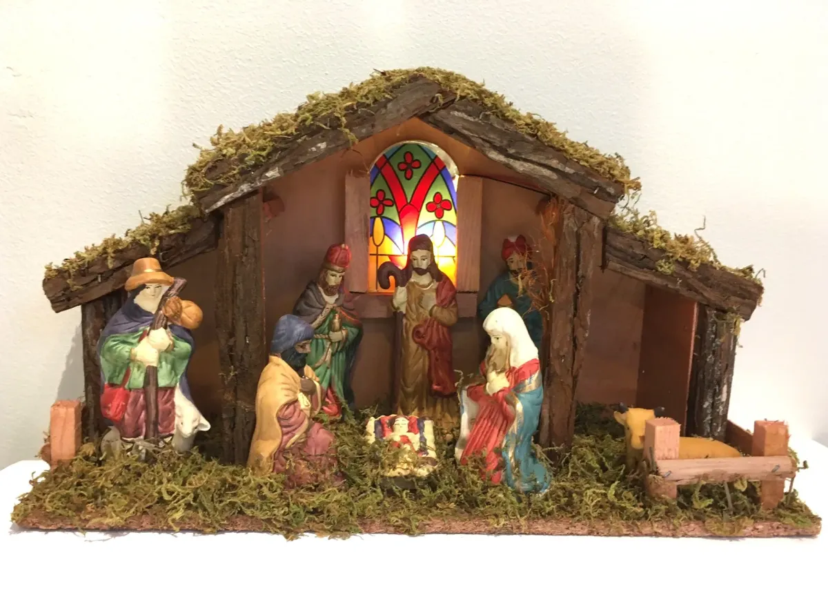 Crèche bois éclairée avec 8 personnages