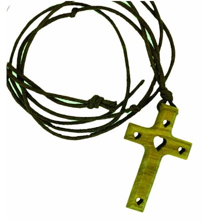 Collier croix bois - coeurs découpés