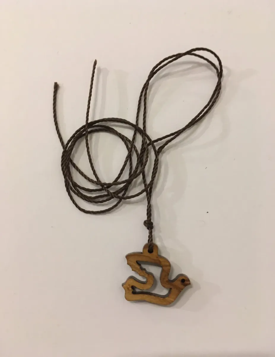 Collier colombe ajourée en bois d'olivier