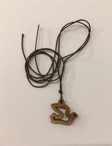 Collier colombe ajourée en bois d'olivier