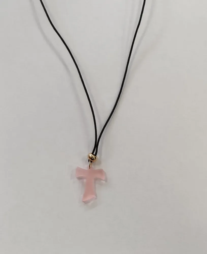Collier croix corne plexiglass rose