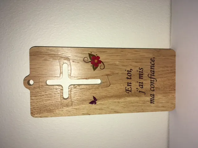 Plaquette en bois "croix ajourée" En Toi j'ai mis ma confiance