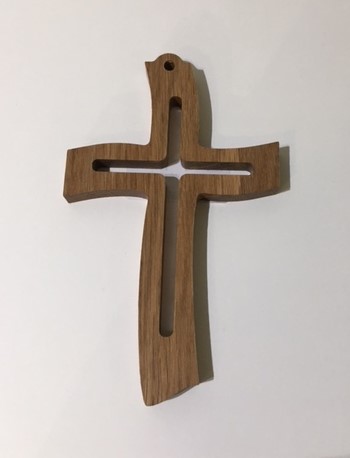 Croix ajourée en chêne 9 x 15cm