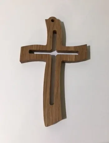 Croix ajourée en chêne 9 x 15cm