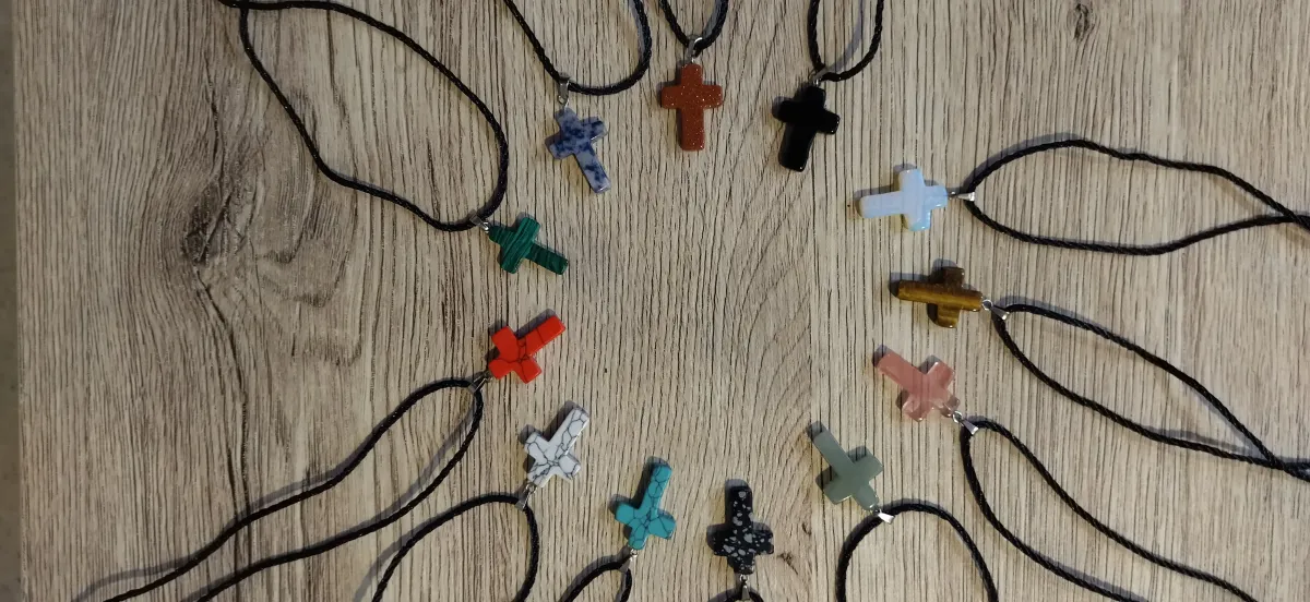 Collier croix en pierre - diverses couleurs