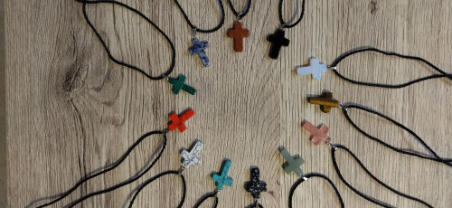 Pendentif Croix en pierre avec cordon diverses couleures