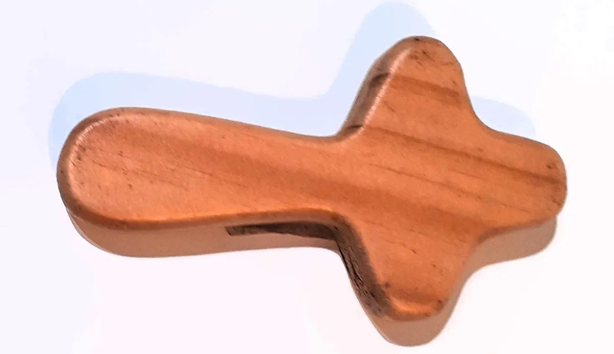 Croix de poche en bois naturel