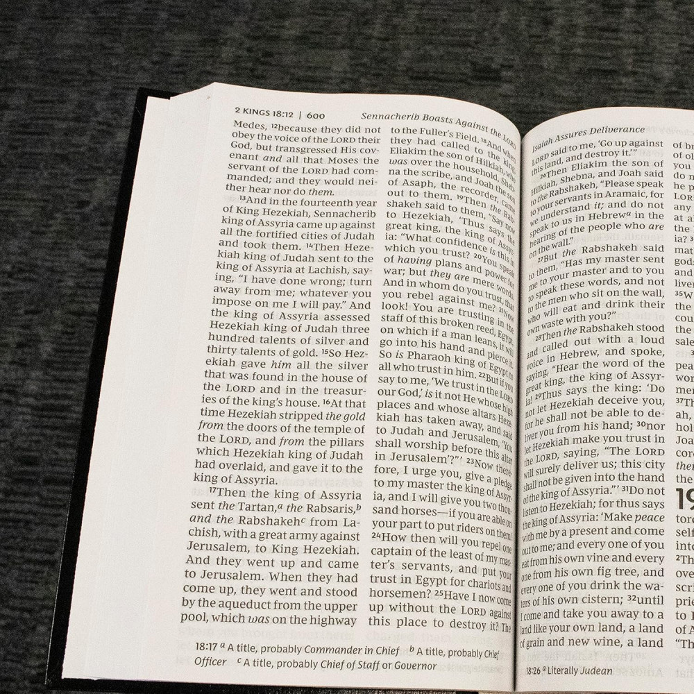 NKJV pew Bible LP navy hardcover