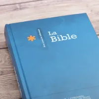 Bible SG21 rigide bleue avec notes de référence