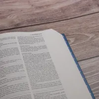 Bible SG21 rigide bleue avec notes de référence
