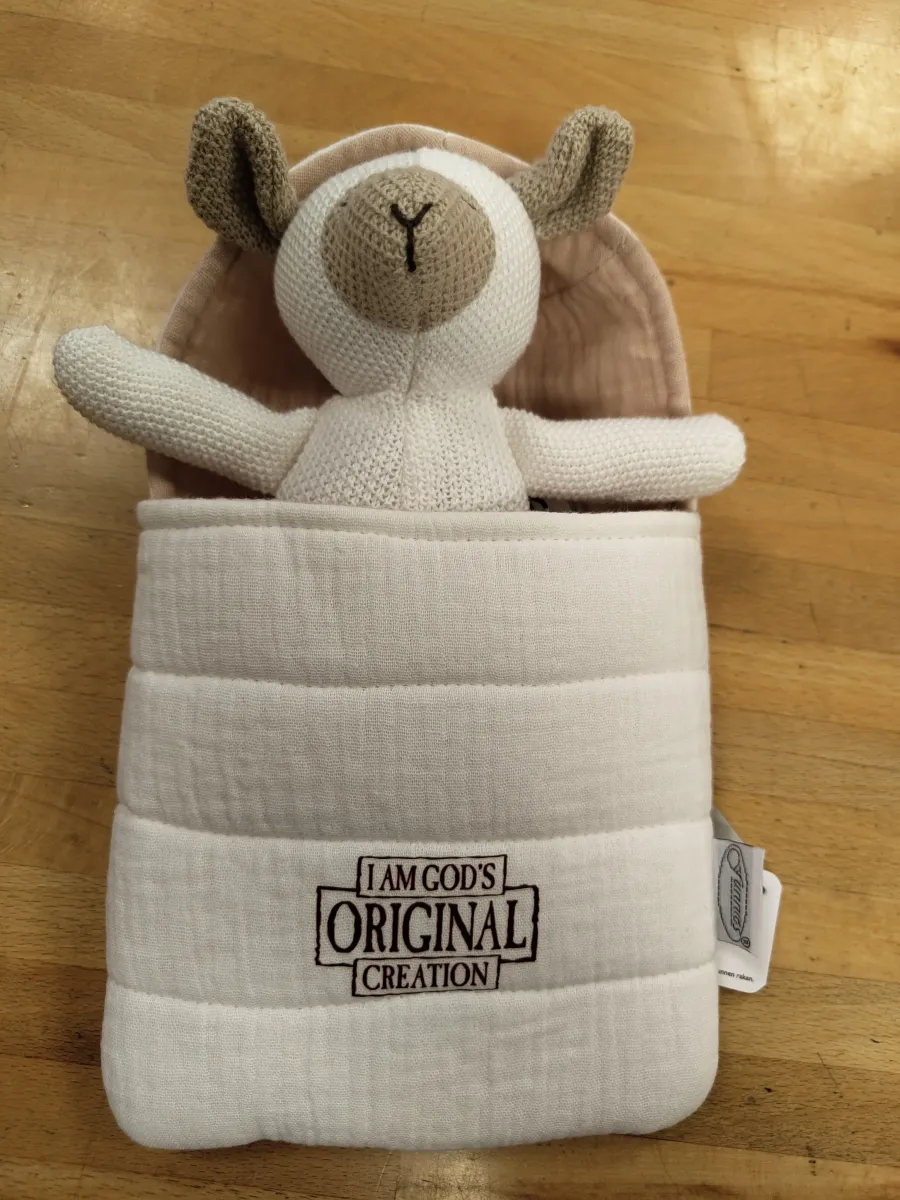 Doudou agneau dans sa couette - I am God's original creation