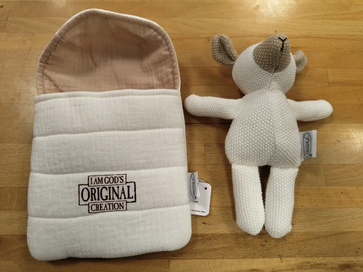 Doudou agneau dans sa couette - I am God's original creation